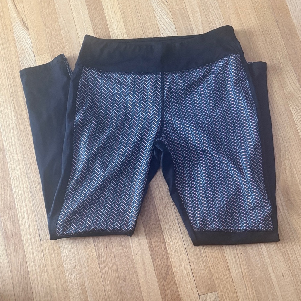 Joe Fresh Black and Blue Chevron Leggings
Loc 3D